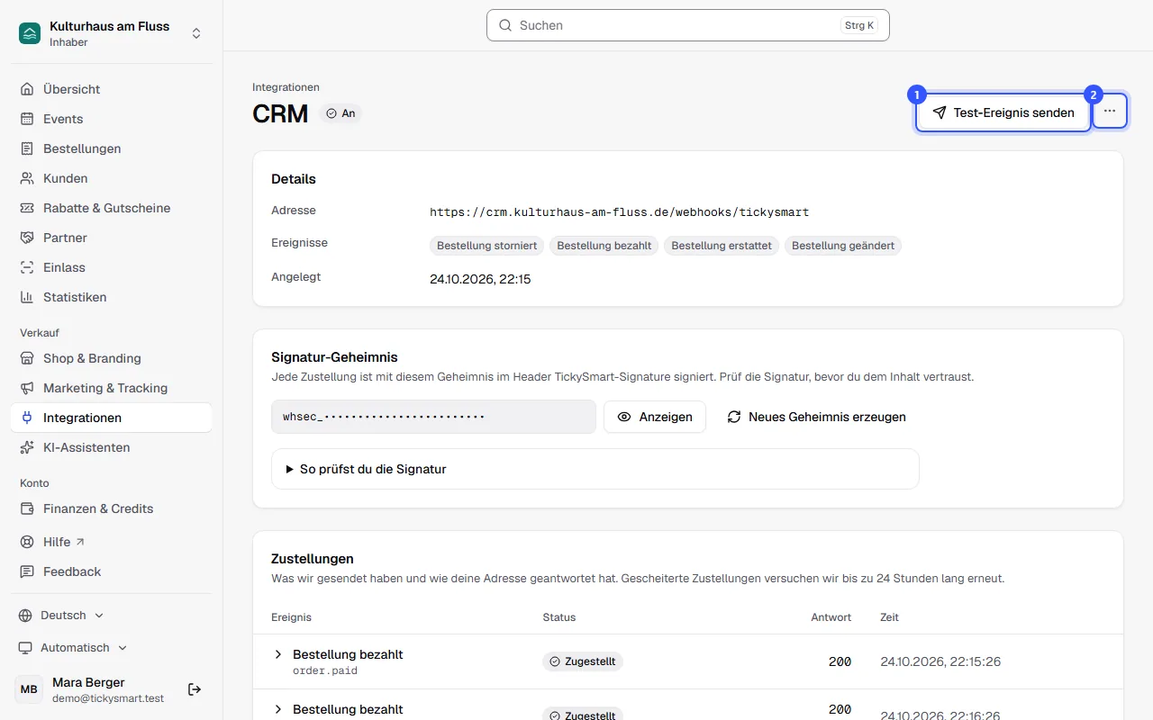 Seite des Endpunkts CRM mit dem Status An, den Knöpfen Test-Ereignis senden und Weitere Aktionen, Details, Signatur-Geheimnis und Zustellungen