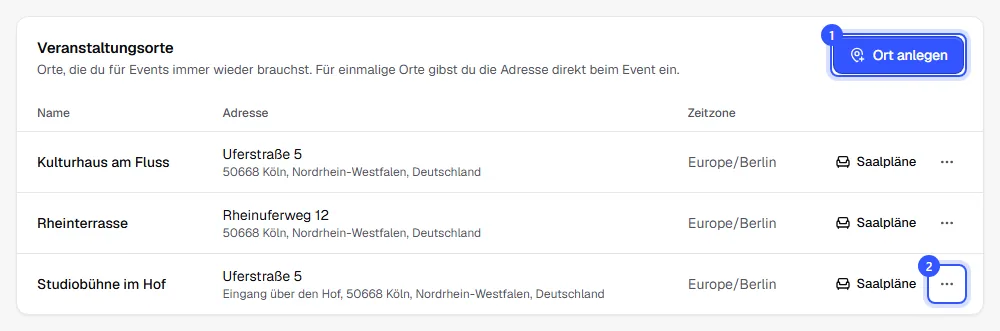Liste der Veranstaltungsorte mit Name, Adresse und Zeitzone, je Zeile der Knopf Saalpläne und ein Menü, oben der Knopf Ort anlegen