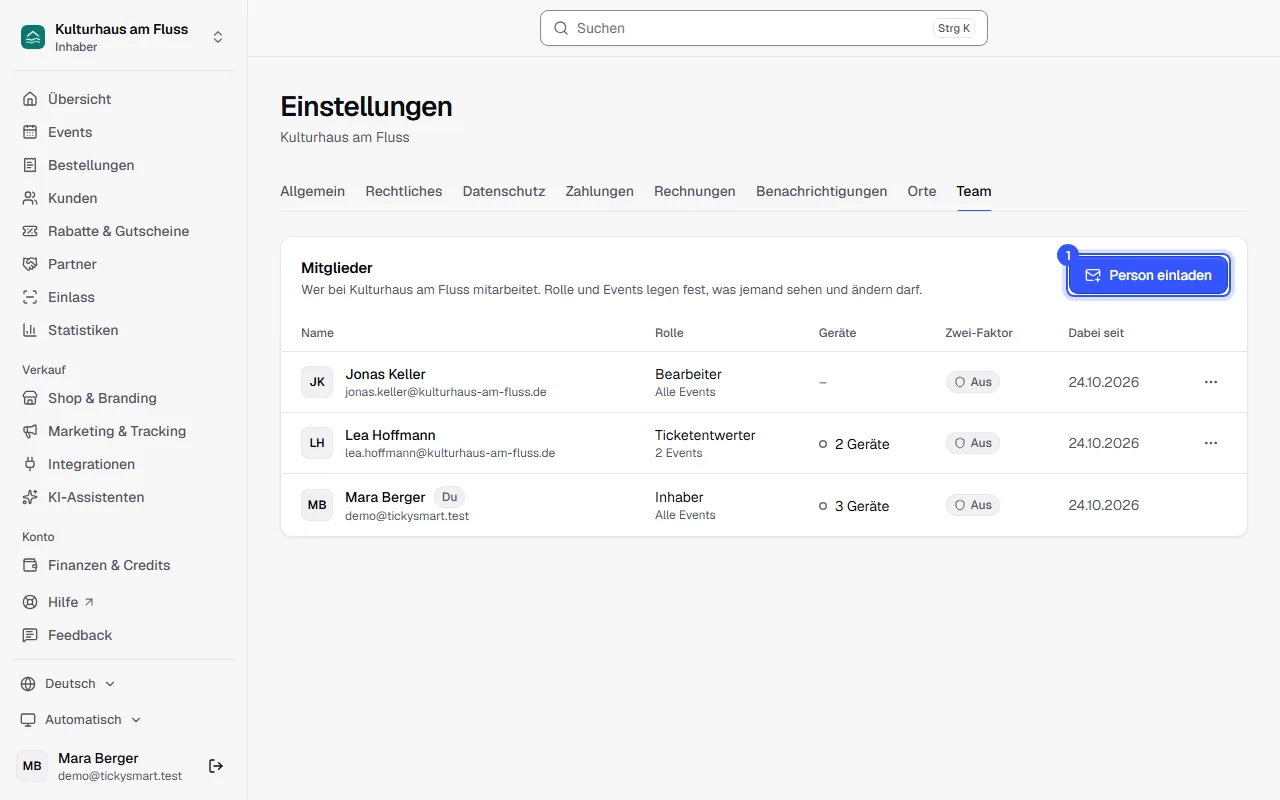 Teamliste mit drei Mitgliedern, ihren Rollen und Events, der Zahl ihrer Geräte und dem Knopf Person einladen