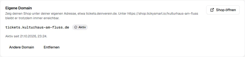 Aktive Domain tickets.kulturhaus-am-fluss.de mit dem Datum, seit dem sie aktiv ist, und den Knöpfen Shop öffnen, Andere Domain und Entfernen