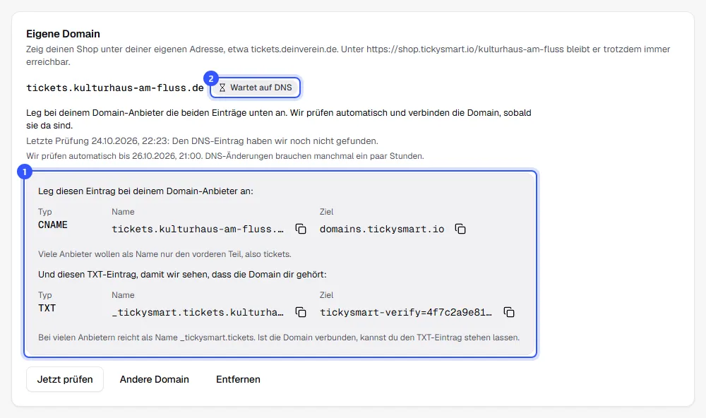 Domain tickets.kulturhaus-am-fluss.de mit dem Status Wartet auf DNS, dem Ergebnis der letzten Prüfung, dem CNAME-Eintrag auf domains.tickysmart.io und dem TXT-Eintrag mit dem Prüfcode zum Kopieren