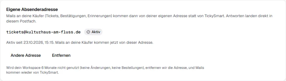 Aktive Absenderadresse tickets@kulturhaus-am-fluss.de mit dem Datum, seit dem sie aktiv ist, und den Knöpfen Andere Adresse und Entfernen