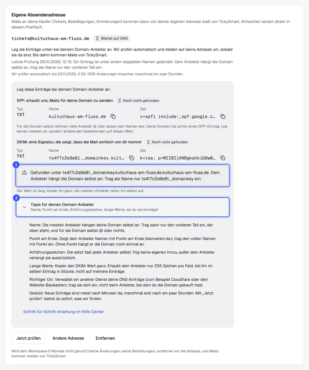 DKIM-Eintrag mit dem Hinweis, dass er unter ts4f7c2a9e81._domainkey.kulturhaus-am-fluss.de.kulturhaus-am-fluss.de gefunden wurde und nur der vordere Teil als Name eingetragen werden soll, darunter die aufgeklappten Tipps für den Domain-Anbieter