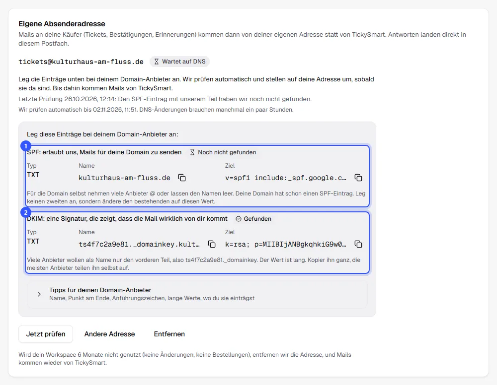 Adresse tickets@kulturhaus-am-fluss.de mit dem Status Wartet auf DNS, dem SPF-Eintrag, der einen bestehenden Eintrag ergänzt, und dem DKIM-Eintrag, beide zum Kopieren