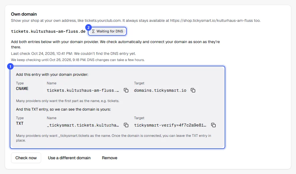 Domain tickets.kulturhaus-am-fluss.de with the status Waiting for DNS, the result of the last check, the CNAME record pointing to domains.tickysmart.io and the TXT record with the verification code, ready to copy